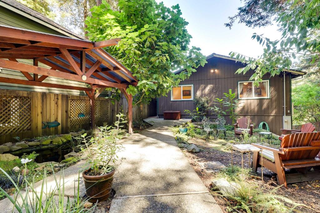 Tasteful Home with Stunning River and Valley View photo 2