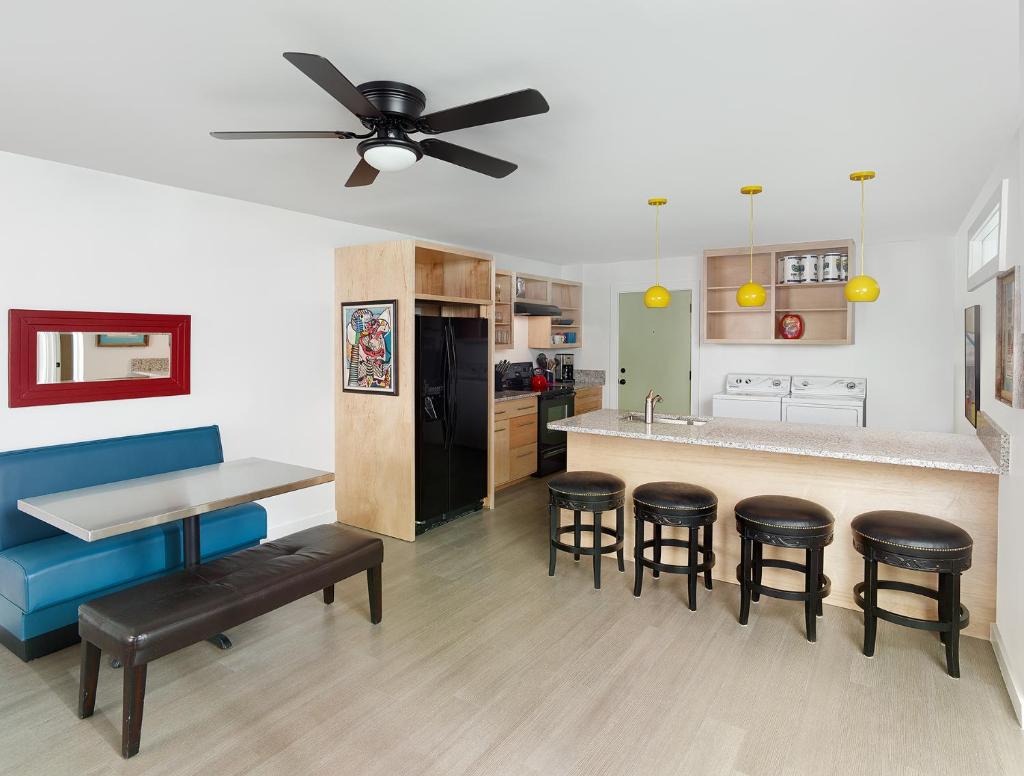 Folly Vacation Great Location, Super Cute & Spacious Apt B photo 3
