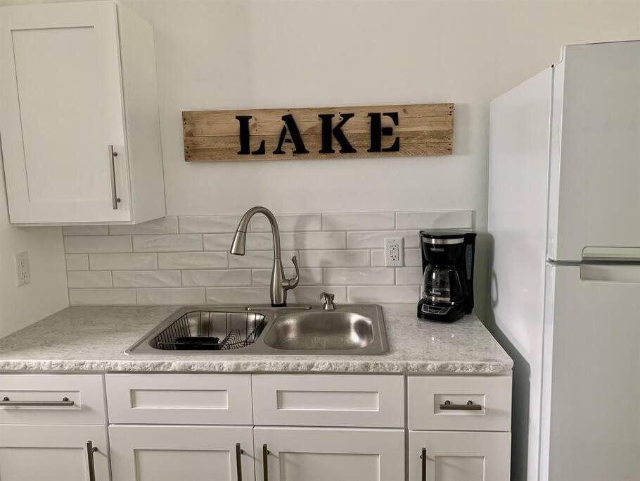 Cozy Cottage • 2 King Beds • Grove • Kayaks • Washer/Dryer photo 4
