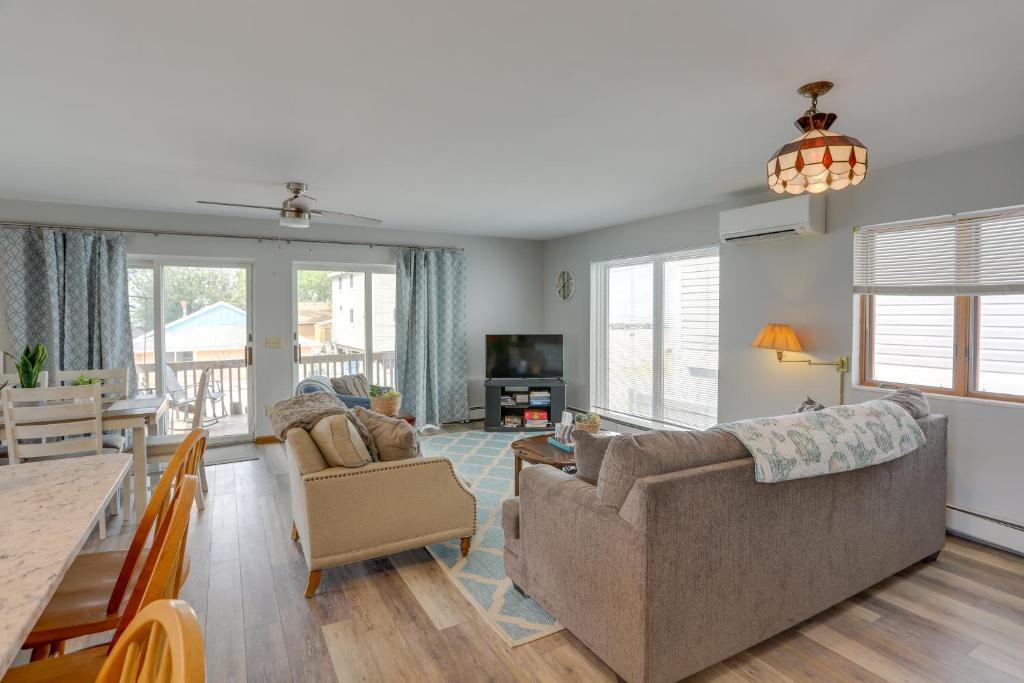 Oak Harbor Lake Home with 4 Decks and Seating! photo 3