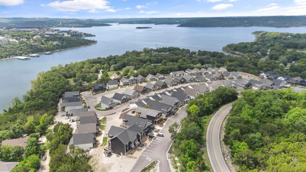Sunrise At Branson Cove - 2 Pools, Pickleball & Lake Access! Built in 2022! image