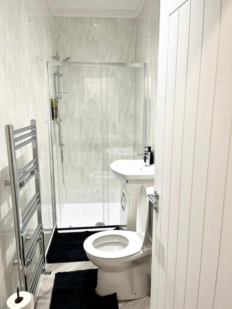Convenient & Modern Private Bedroom Space near Barnsley Hospital photo 4