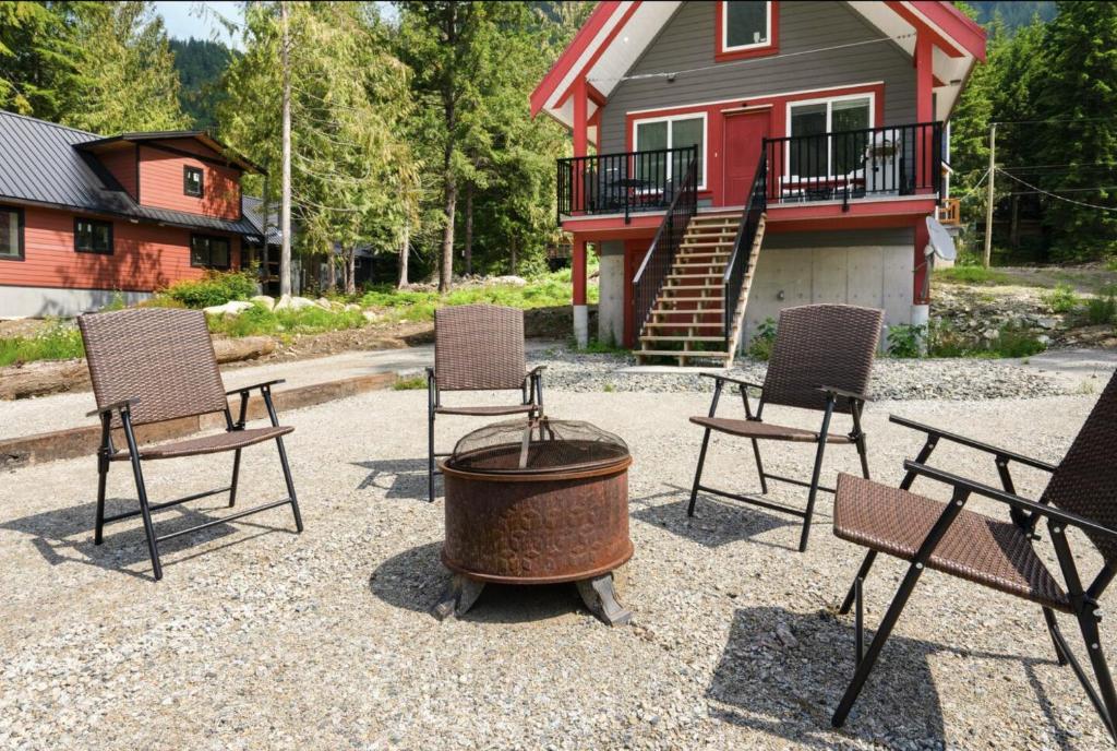 Brand New 3BR Cabin w/Indoor Fireplace and Laundry photo 1