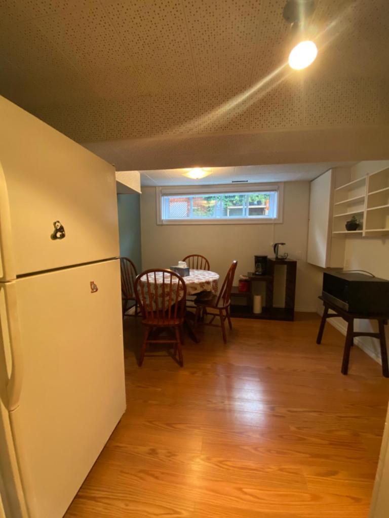 Spacious Guest house -walkout Basement- 4 guests! -dedicated workspace-No Pet! No Cooking! No Smoking! No Party! photo 4