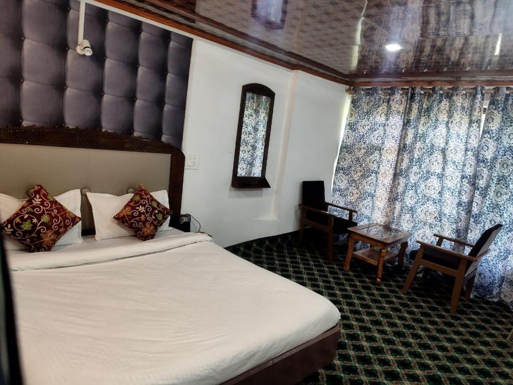 Hotel Crown Pine Pahalgam photo 1