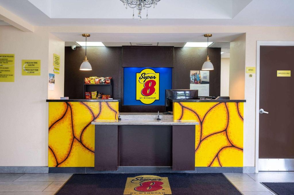 Super 8 by Wyndham Salisbury image