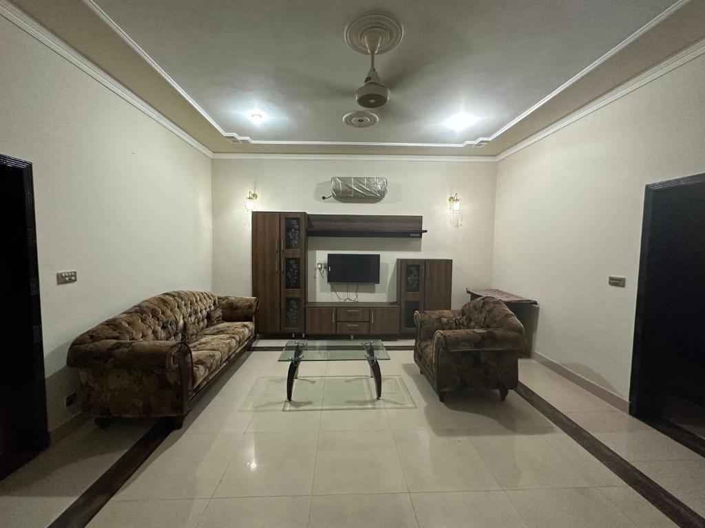 Bahria Town - 10 Marla Two Bed rooms portion for families photo 3