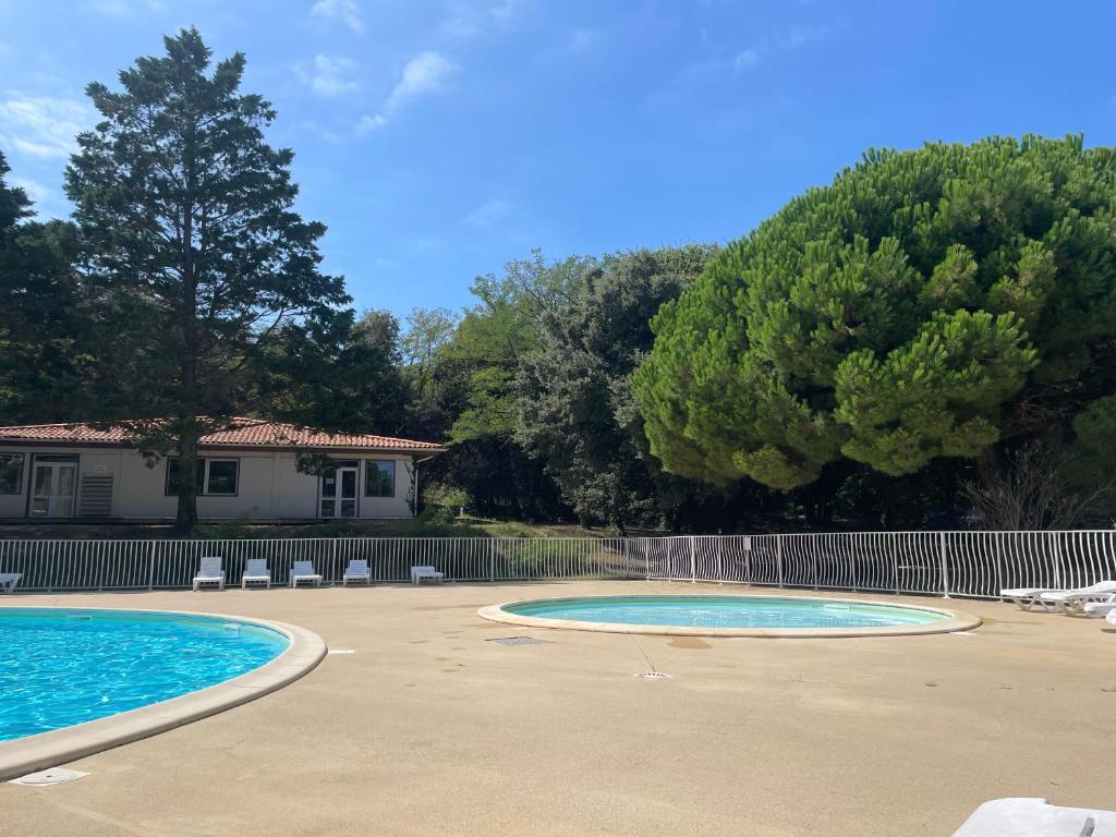 Duplex 3 piscines (1 chauffée/couverte) 300m plage photo 1