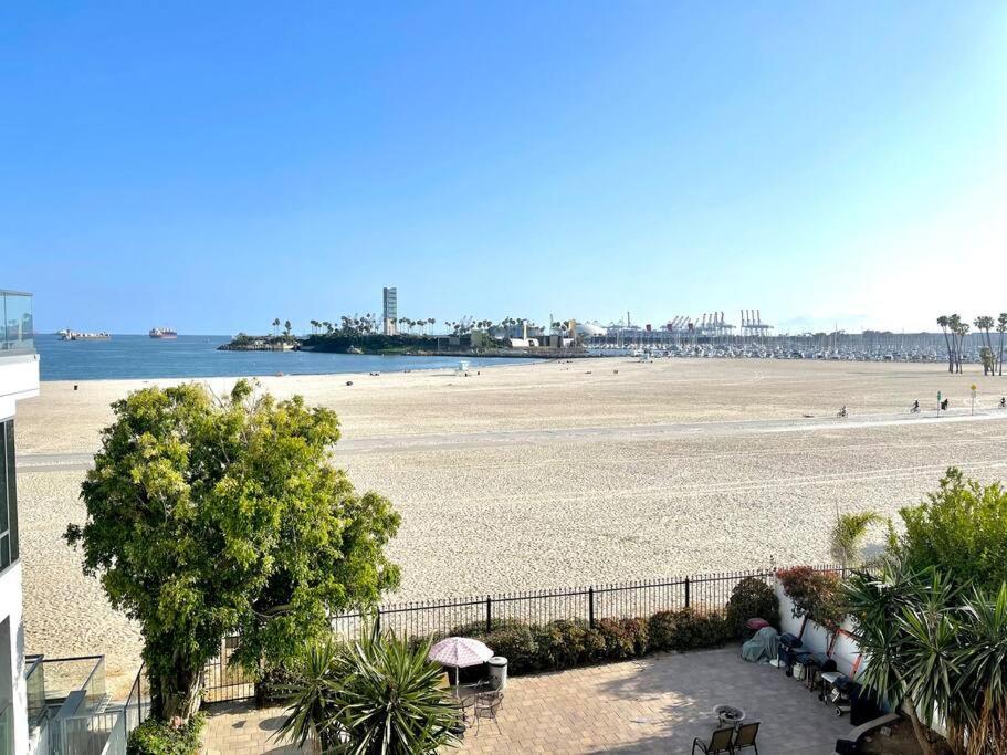 Beautiful Bright Condo Steps Away from the Beach photo 2