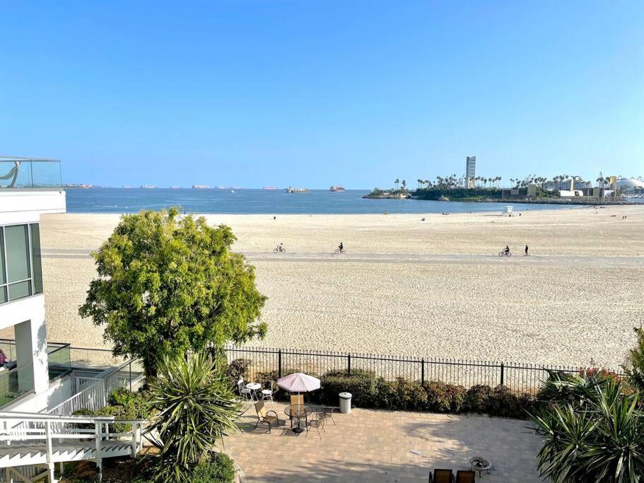 Beautiful Bright Condo Steps Away from the Beach photo 3