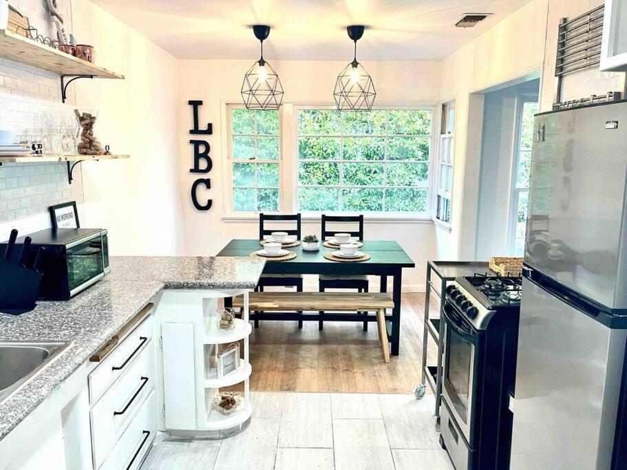 Beautiful Bright Condo Steps Away from the Beach photo 4