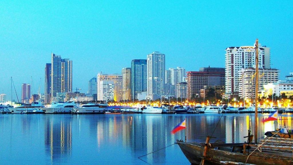 Cozy Penthouse 2BR Suite w Balcony - Amazing Manila Bay View and City Skyline near MOA