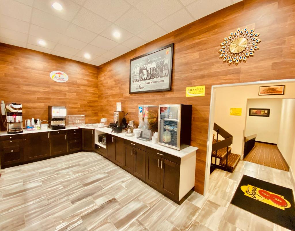 Super 8 by Wyndham Winona MN photo 4