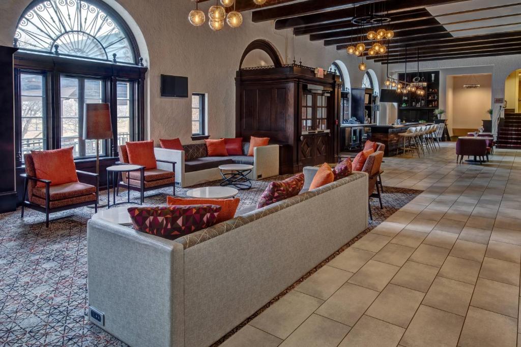 Courtyard by Marriott Kansas City Country Club Plaza image