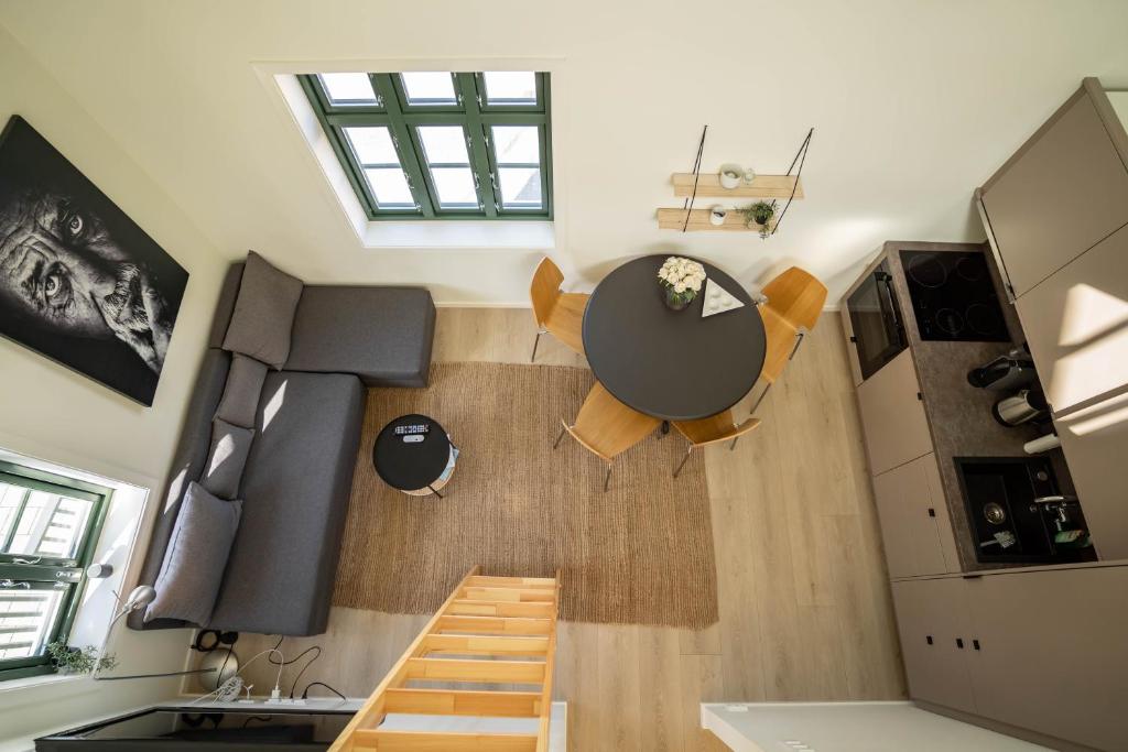 Vibrant apartment on bustling street, above a restaurant Perfect for tourists, photo 2