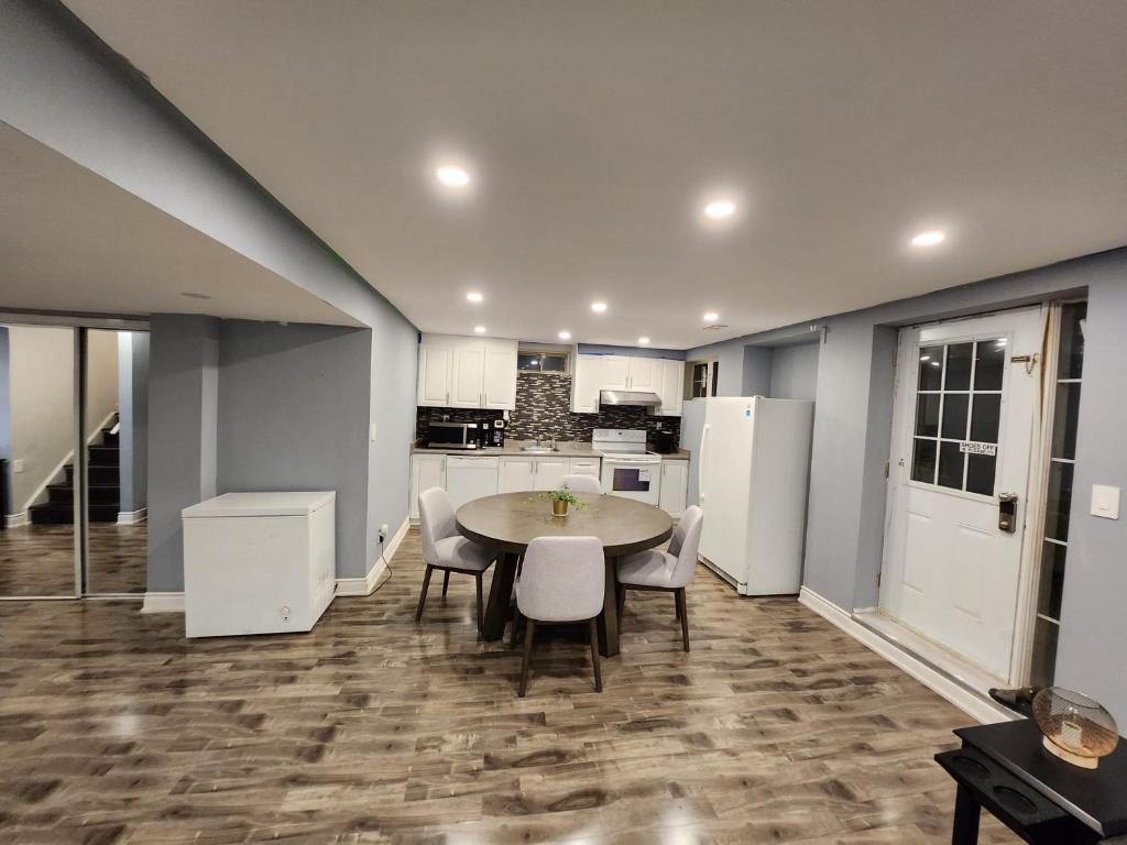 Adorable 2-Bedoom walkout basement Apartment photo 4