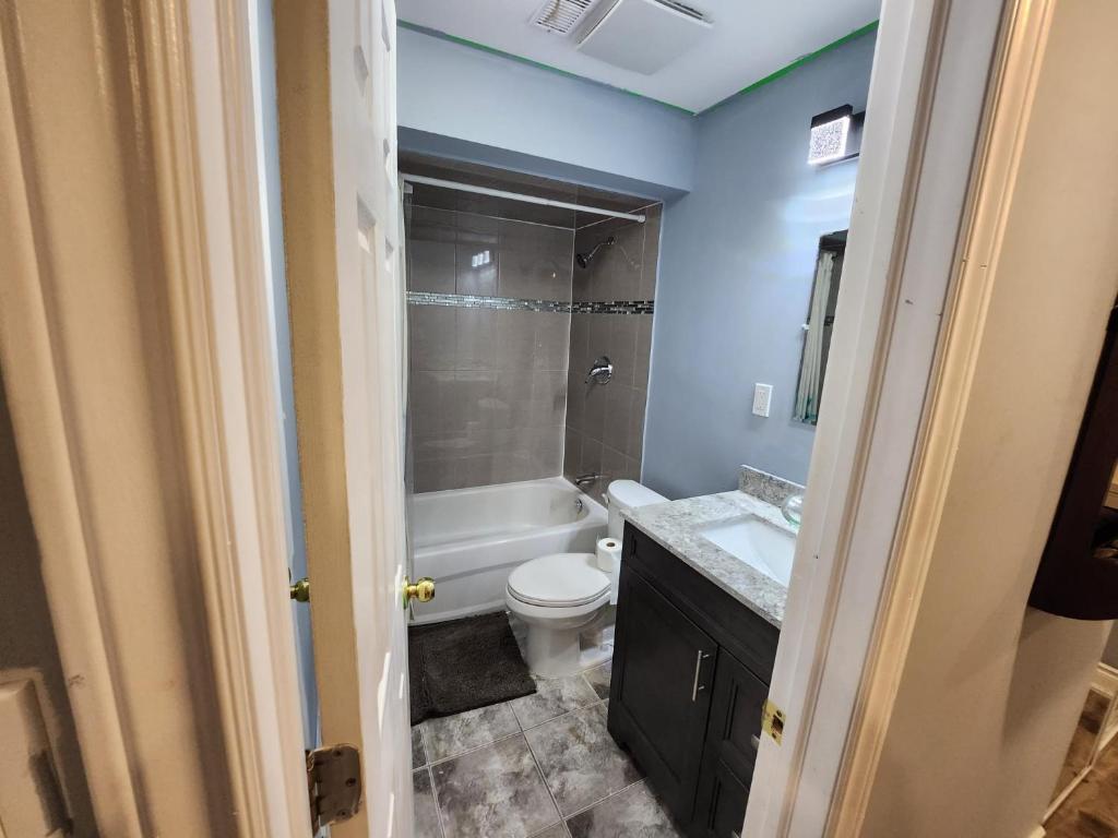 Adorable 2-Bedoom walkout basement Apartment photo 2