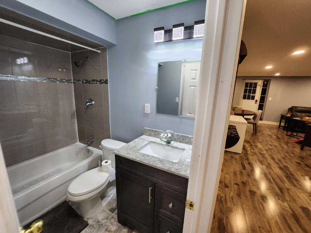 Adorable 2-Bedoom walkout basement Apartment photo 1
