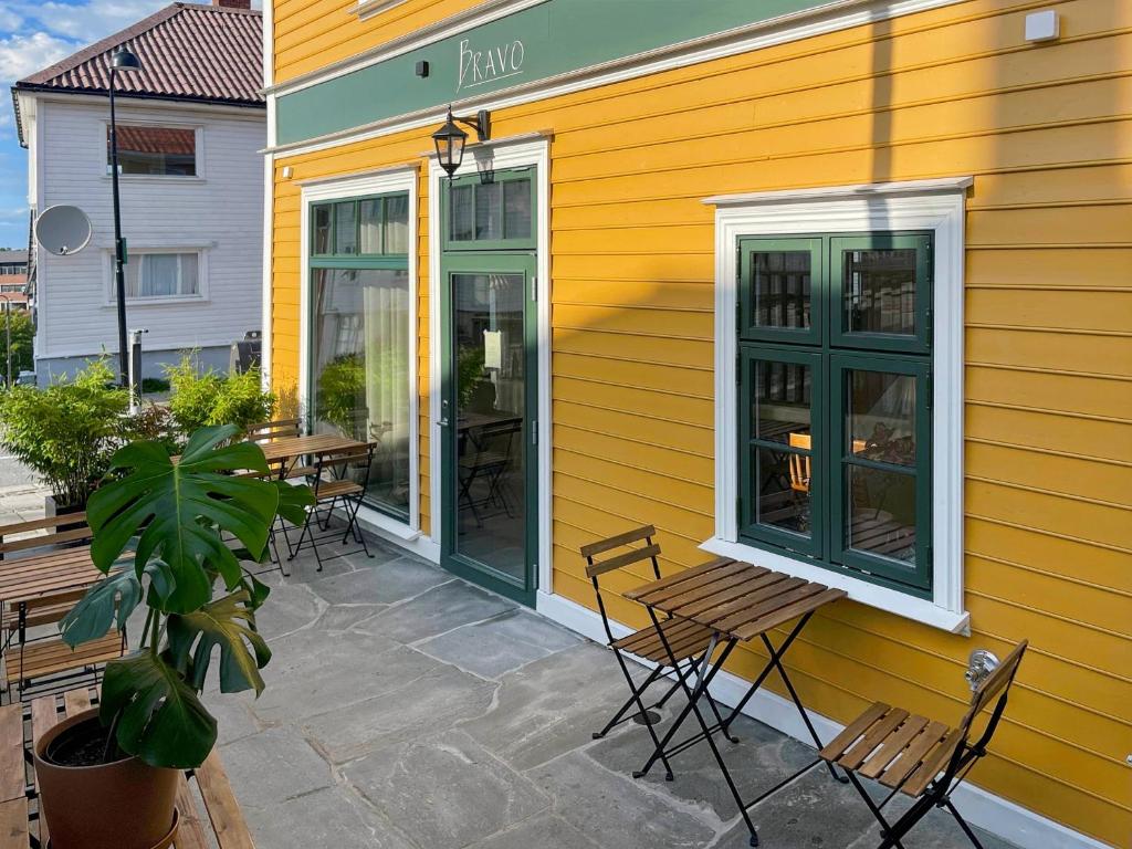 Vibrant apartment on bustling street, above a restaurant Perfect for tourists, photo 1