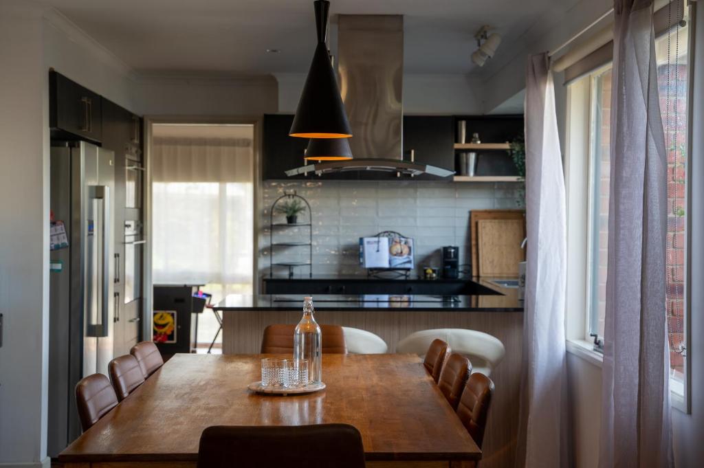 Fun Filled Renovated 80's Gem, 400m to Beach! photo 3