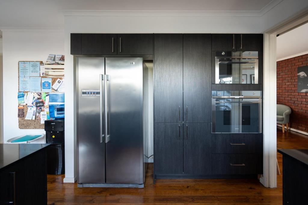 Fun Filled Renovated 80's Gem, 400m to Beach! photo 4
