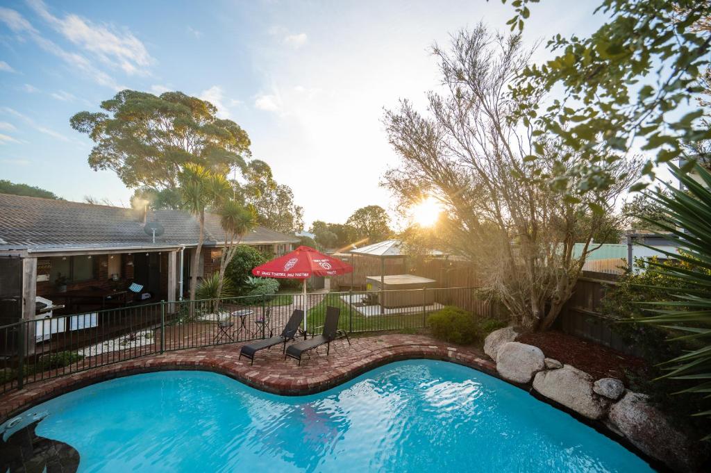 Fun Filled Renovated 80's Gem, 400m to Beach!