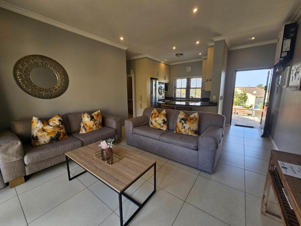 Plettenberg Bay Unit 17 Whale Rock Gardens Apartment with Backup Power - Tap to explore photos