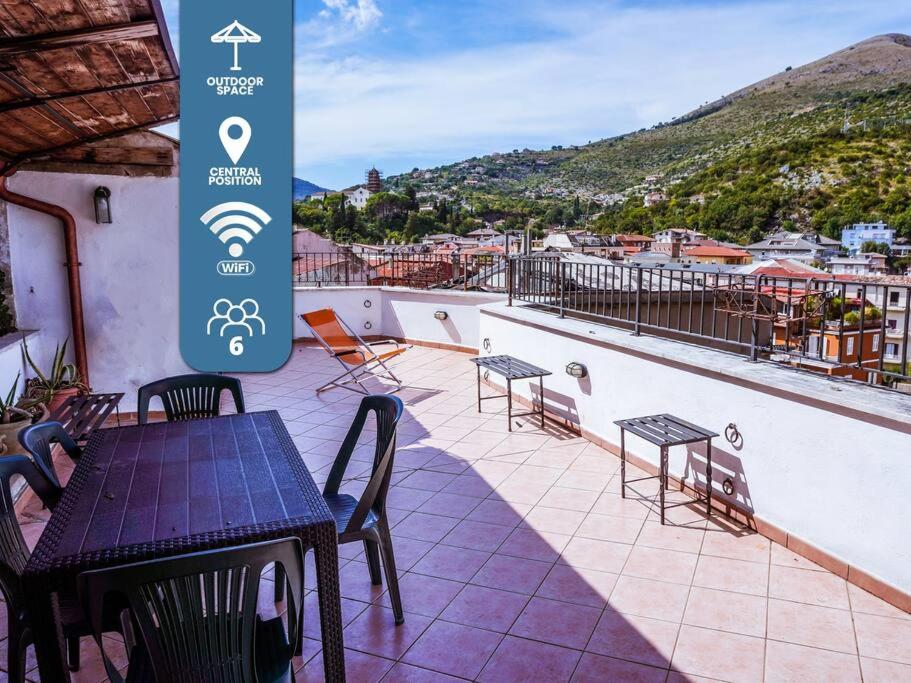 Casa con ampio terrazzo al centro
