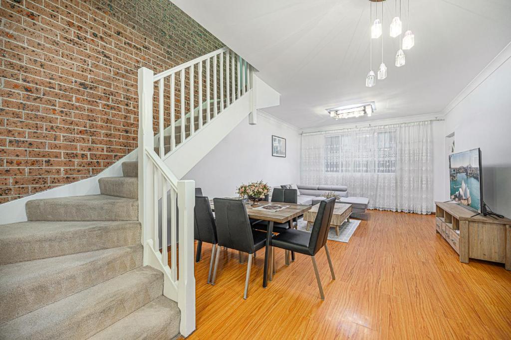 Bankstown Next to Westfield! Lovely 3 Br Townhouse photo 2