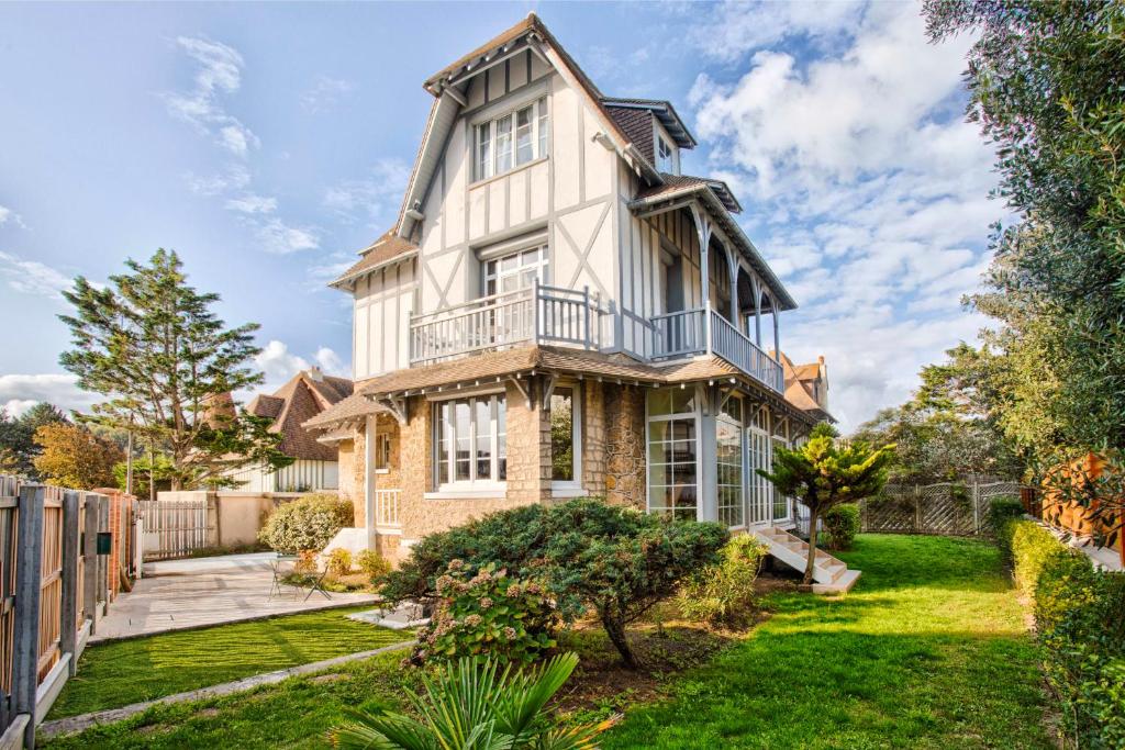 Villa Georgia - Beachfront Villa - Bénerville