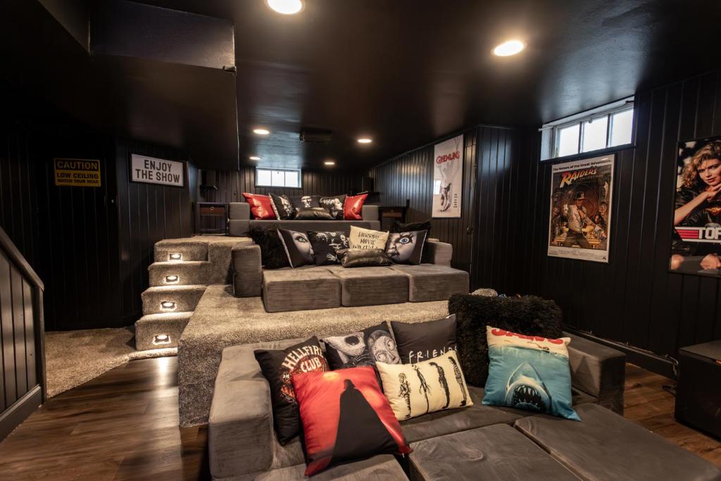 Near Drake/Downtown packed w/Amenities - Hot Tub - Movie Theater photo 1
