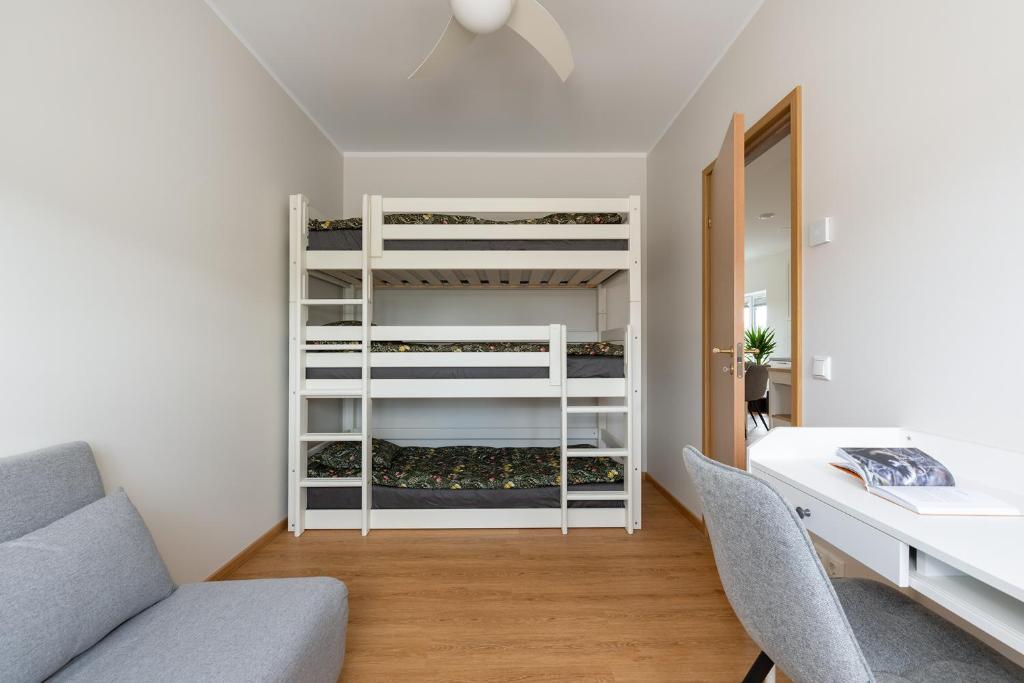Ridaelamuboks järve ääres photo 1