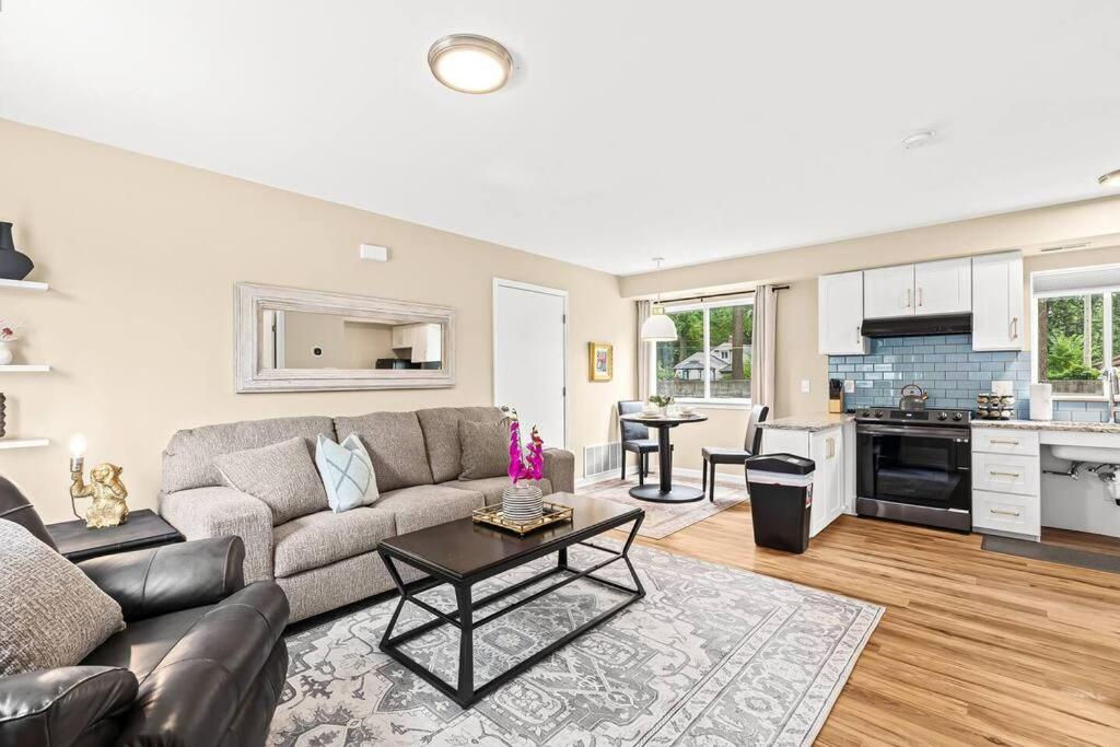 1st Floor 1BR Flat, King Bed, End Unit image