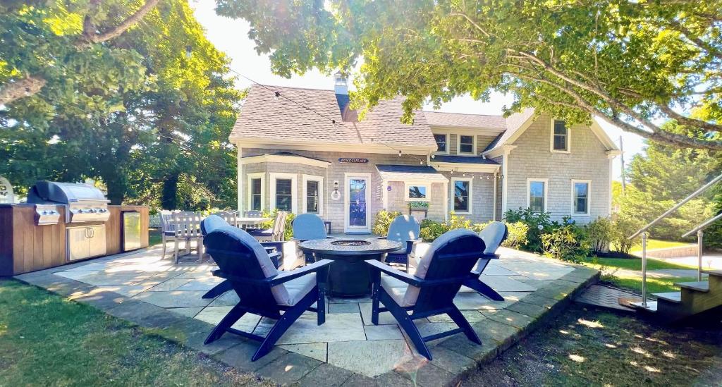Downtown Chatham Walk to All Amenities: 4 Bedroom+ photo 2