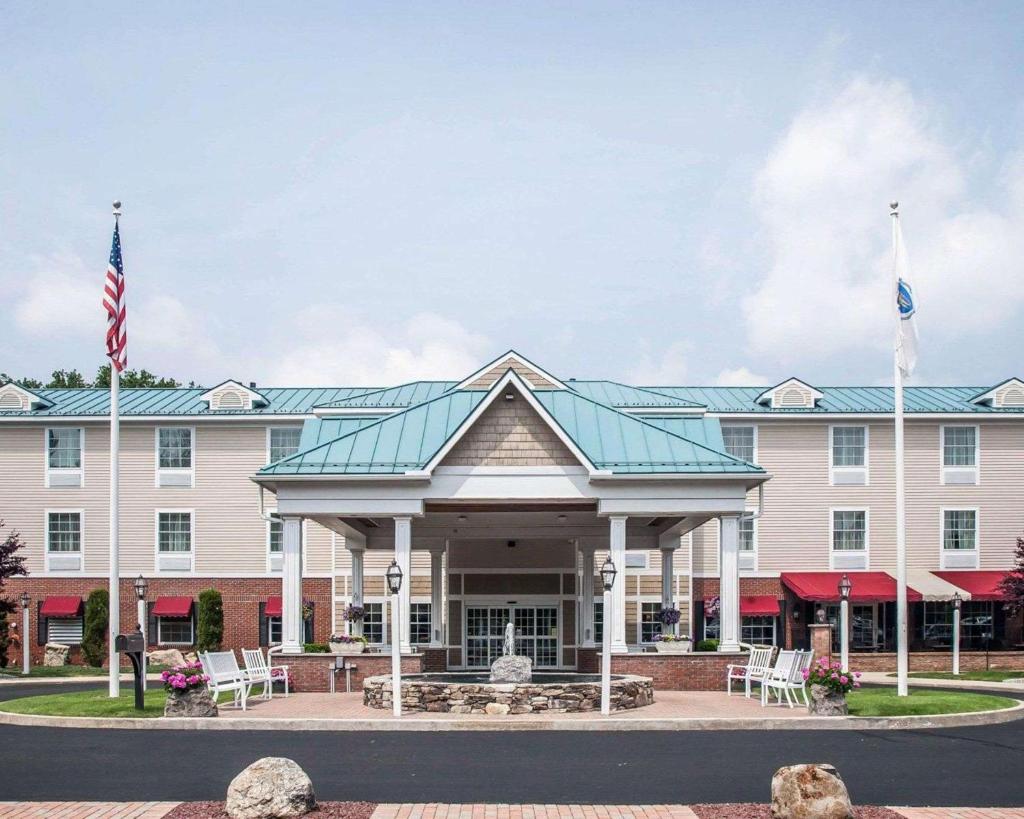 Comfort Inn & Suites Sturbridge-Brimfield image