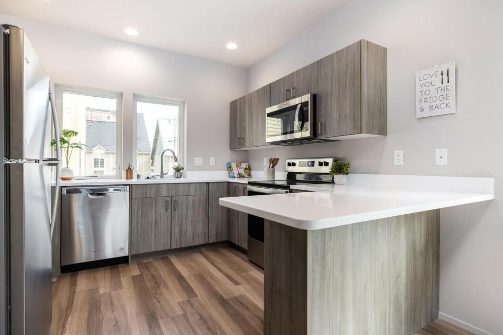 BRAND NEW Fully Updated Condo 918 in Anacortes photo 3