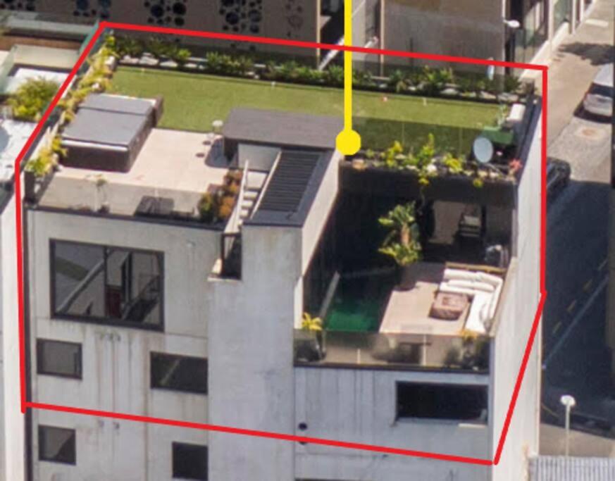 Entertainers penthouse with 5 bedrooms pool & spa photo 1
