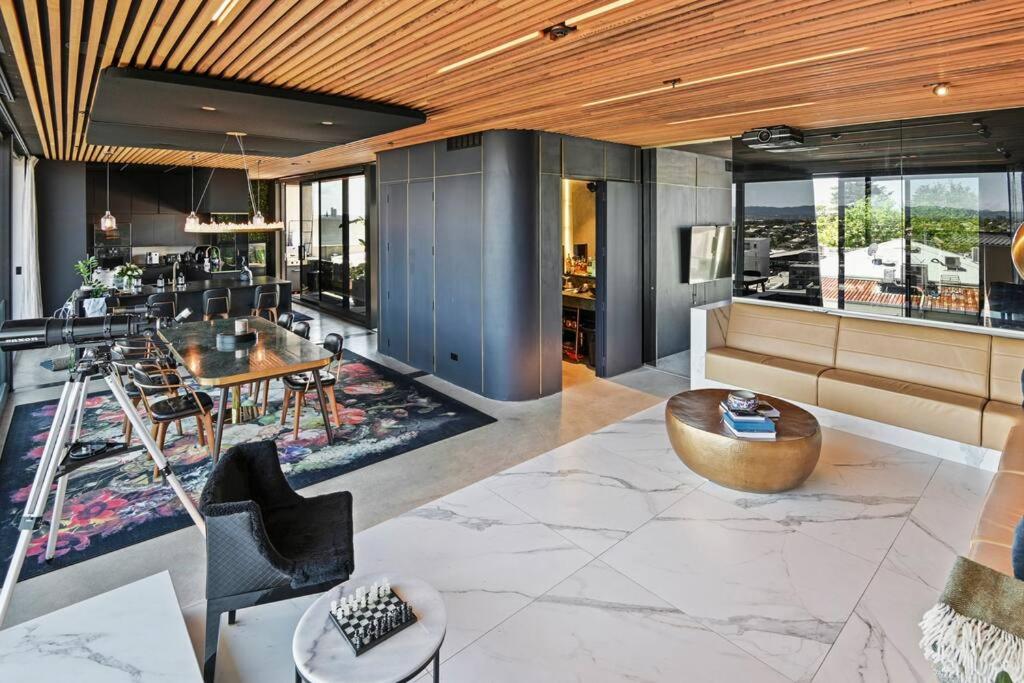 Entertainers penthouse with 5 bedrooms pool & spa photo 3