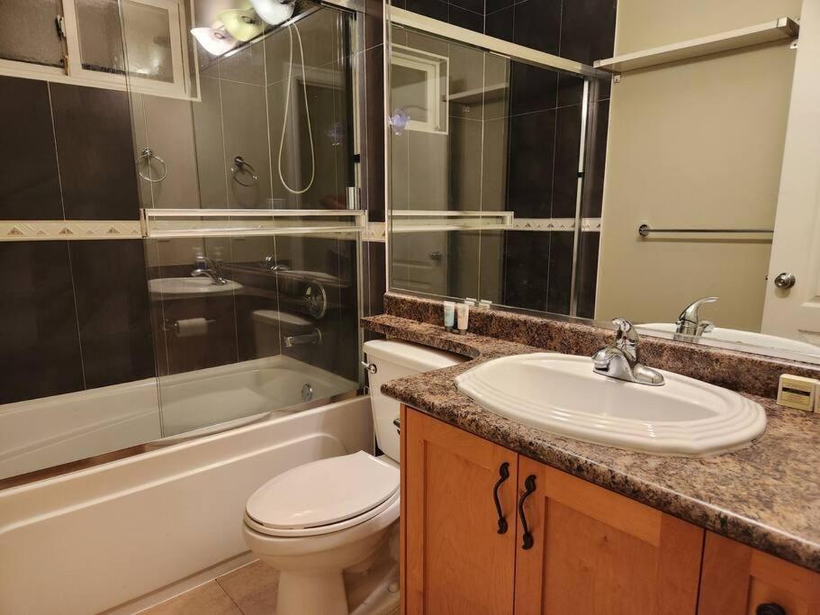 Richmond BC Canada 1-Bedroom Suite photo 2