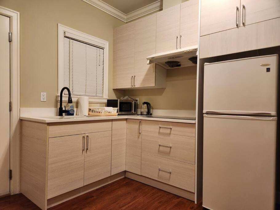 Richmond BC Canada 1-Bedroom Suite photo 3