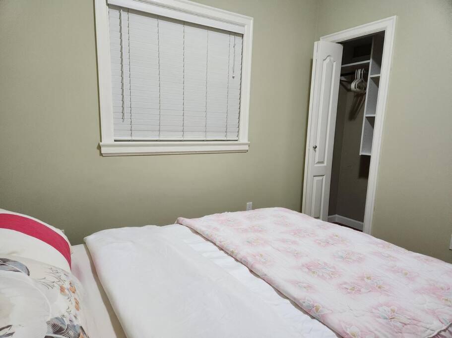 Richmond BC Canada 1-Bedroom Suite photo 4