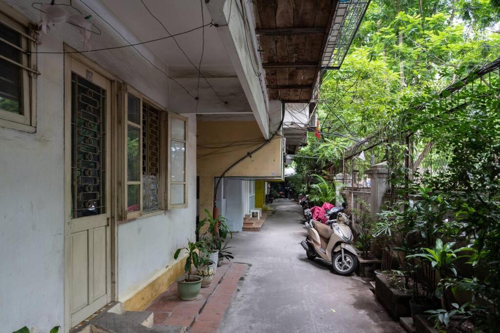 2 bedrooms - street view -5 mins to Old Quarter