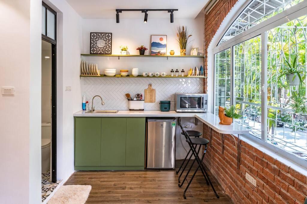 2 bedrooms - street view -5 mins to Old Quarter