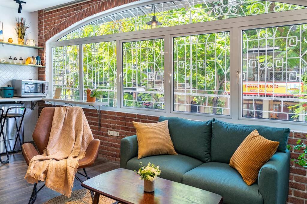 2 bedrooms - street view -5 mins to Old Quarter