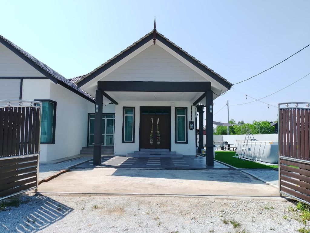 Homestay Villa Muslim Kuala Terengganu with pool and parking photo 2
