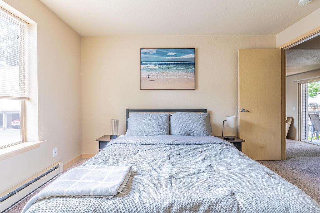Beautiful and cozy one bedroom apartment -WiFi, BBQ, Patio, Dog park, close to Greenlake and Northgate photo 1
