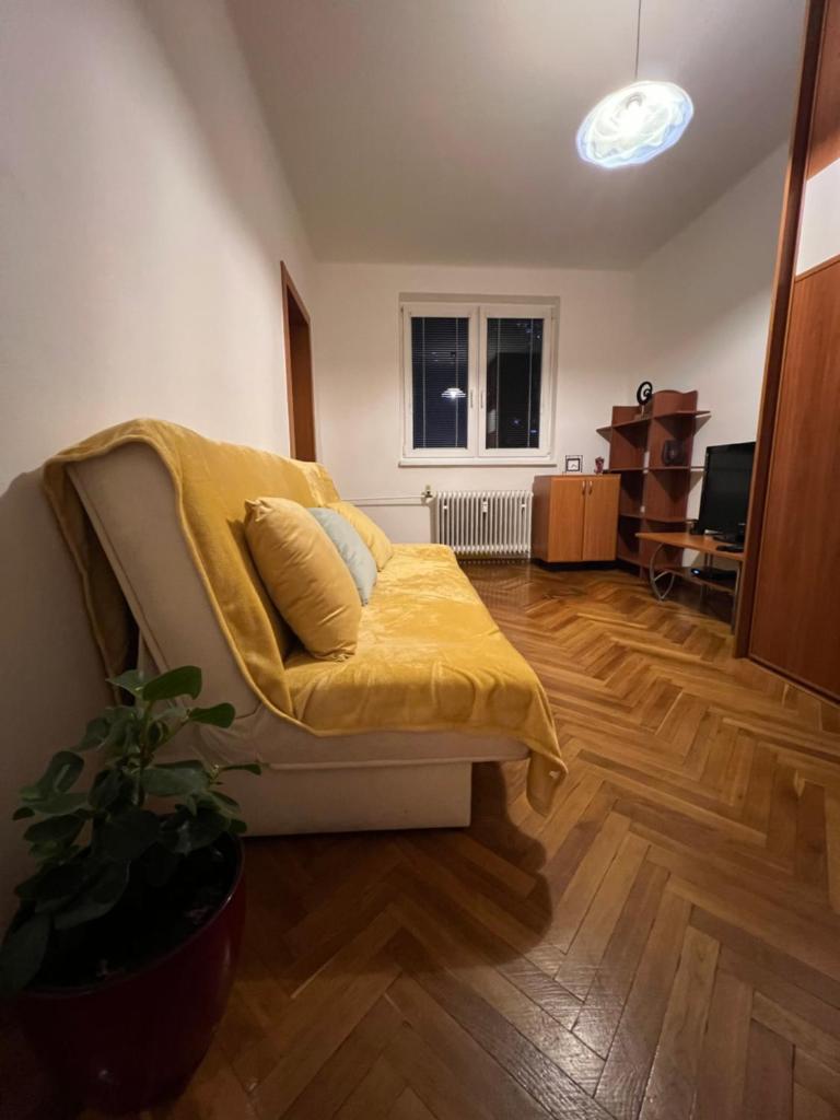 Plne vybavený trojizbový apartmán neďaleko centra photo 1