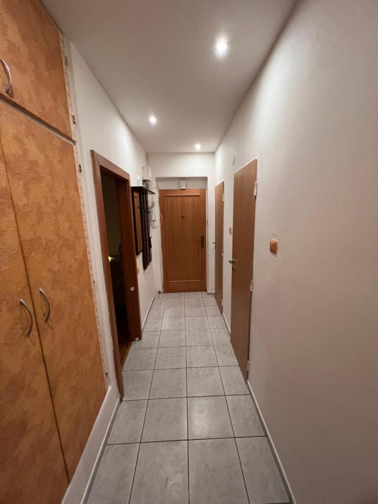 Plne vybavený trojizbový apartmán neďaleko centra photo 2