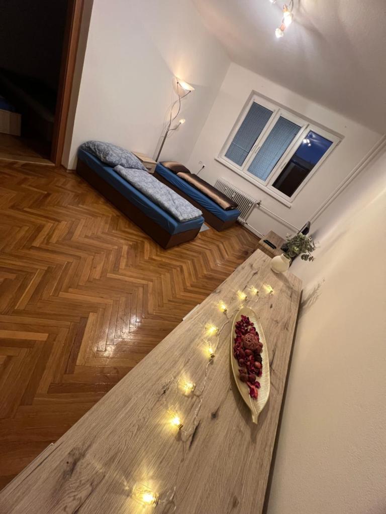 Plne vybavený trojizbový apartmán neďaleko centra photo 3