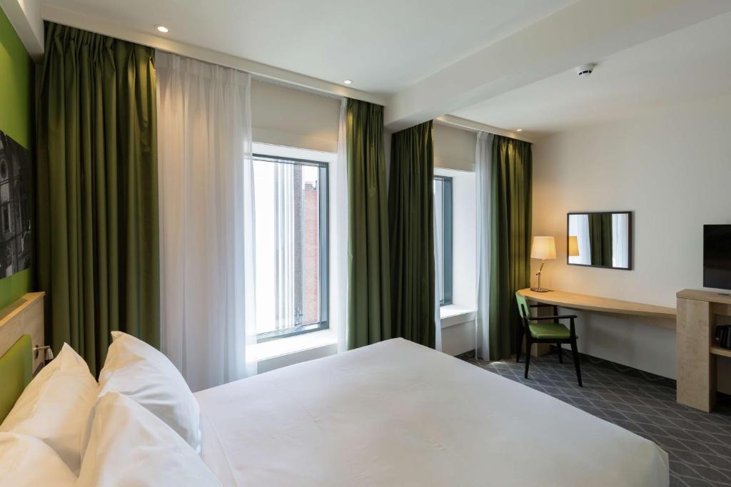 Hampton by Hilton Antwerp Central Station - Tap to explore photos